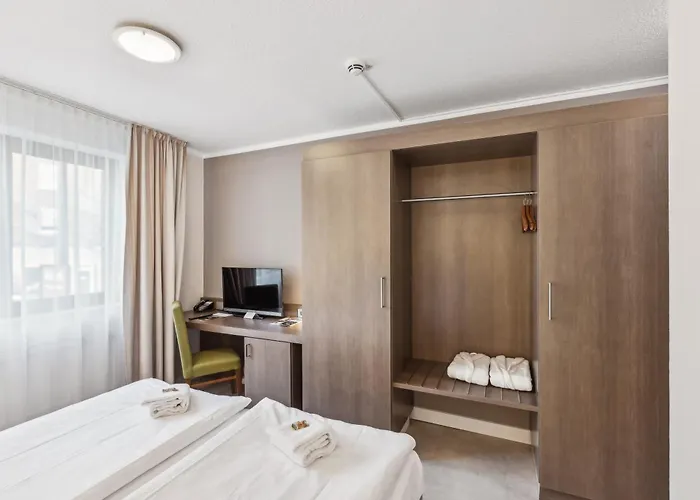 Cityhotel Amadeus فندق 3*